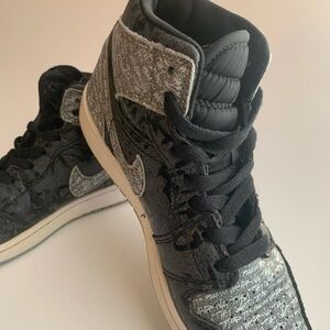 Nike High Top Size AIR JORDAN  1 RETRO OG ORIGINAL, 5Y sneakers. Used Condition